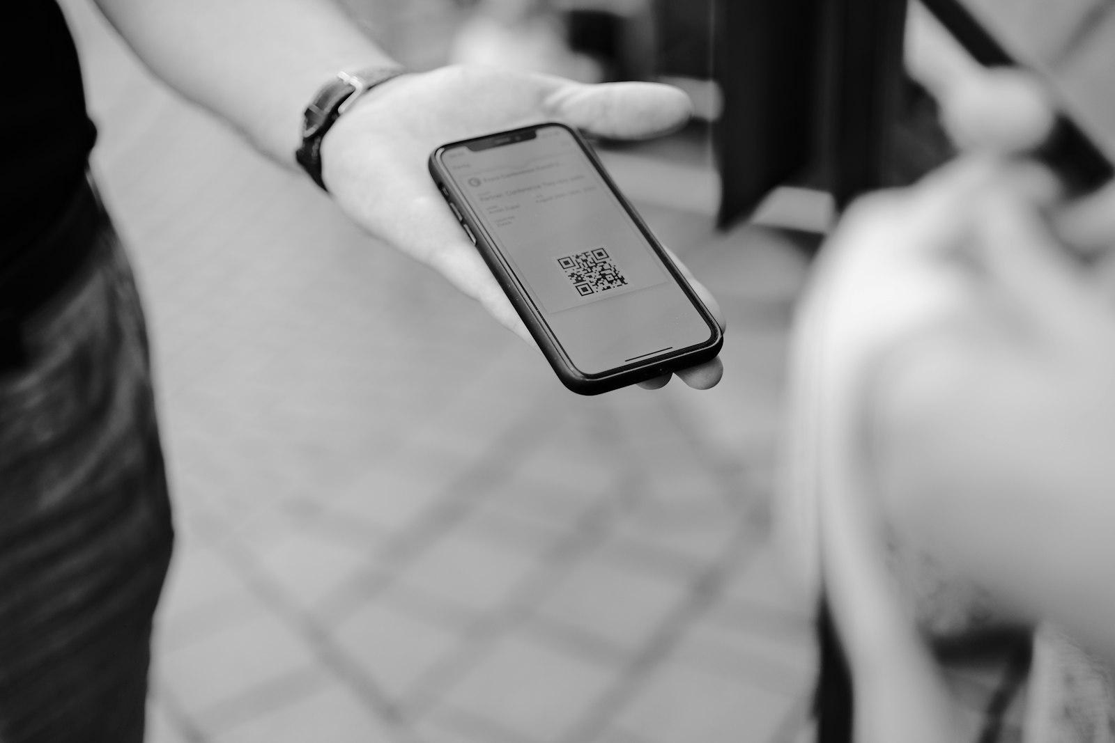 スマートフォンを操作する手元(イメージ)