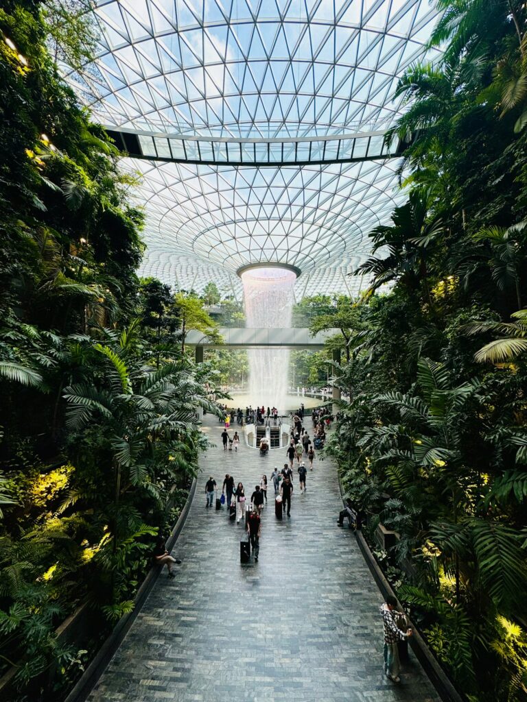 ジュエル・チャンギ空港の屋内の滝(イメージ) ※Unsplash説明文「Changi Airport - Jewel」で確認
