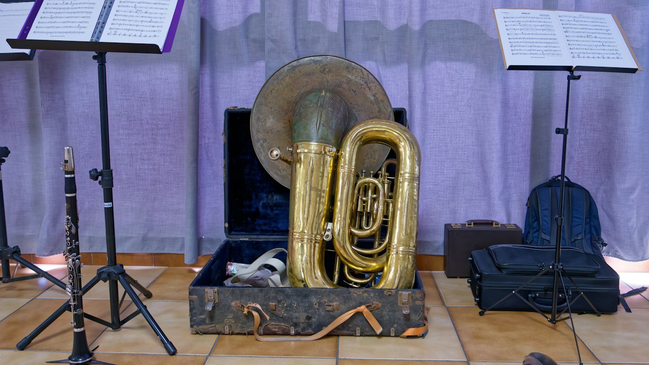 譜面台と楽器が並ぶ音楽室(イメージ)
