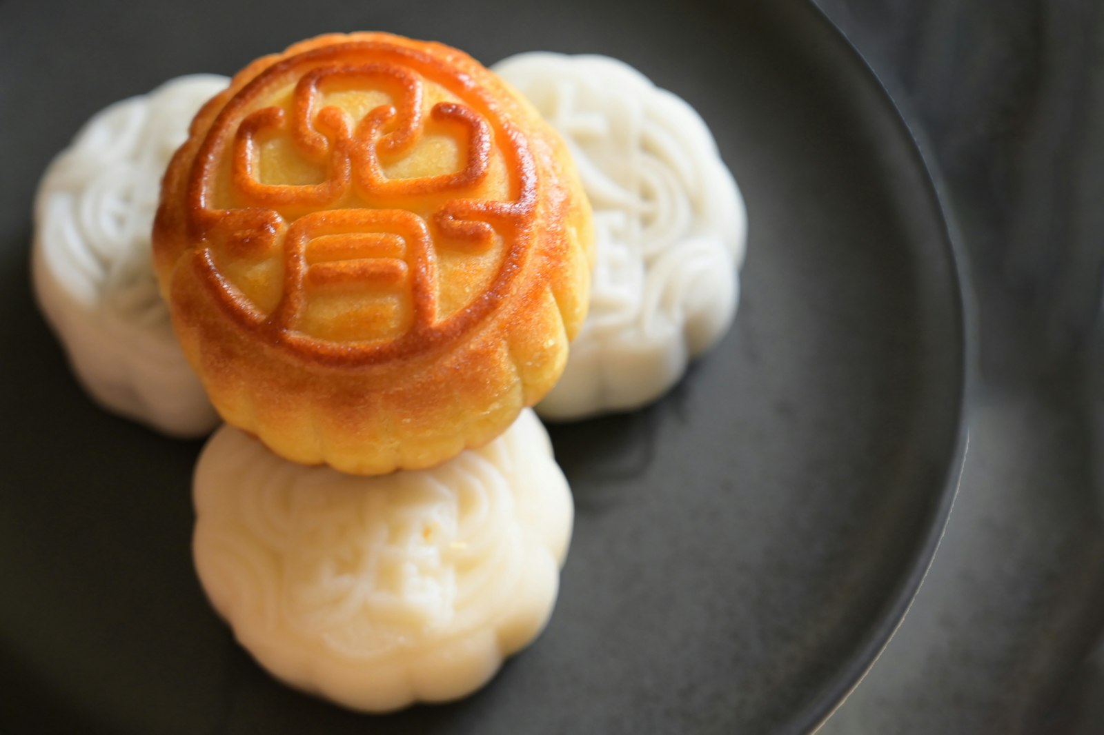 皿にのった月餅(イメージ)