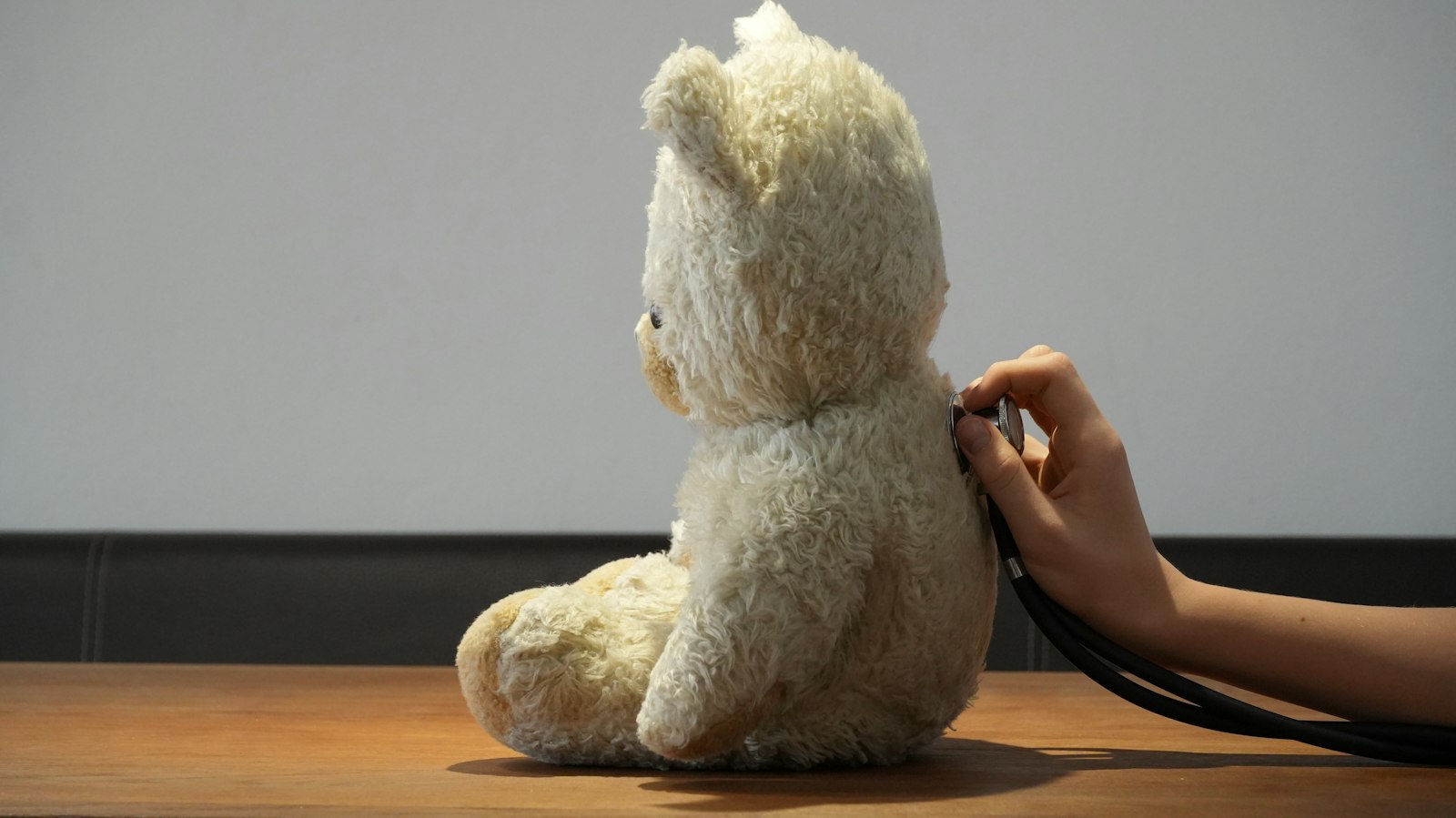 聴診器をあてたぬいぐるみ(イメージ)