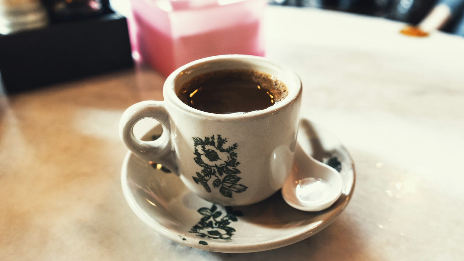 花柄のカップに入ったホットコーヒー(イメージ)