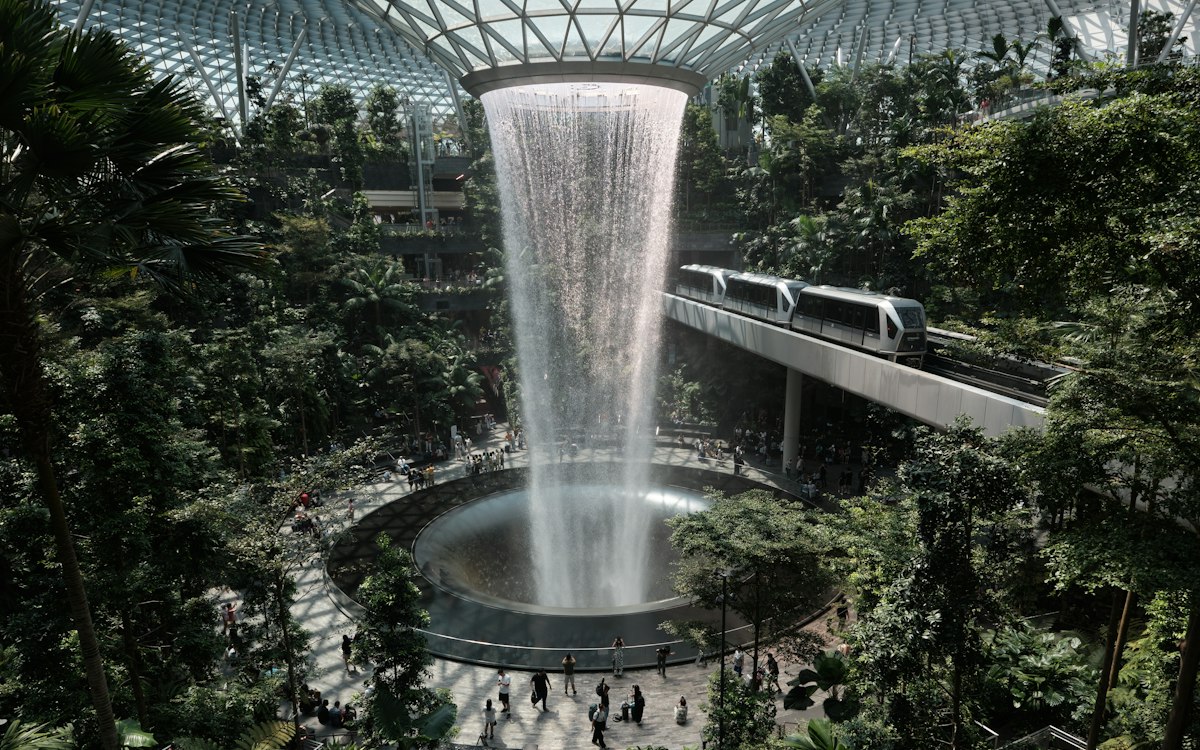 Jewel Changi Airport の滝