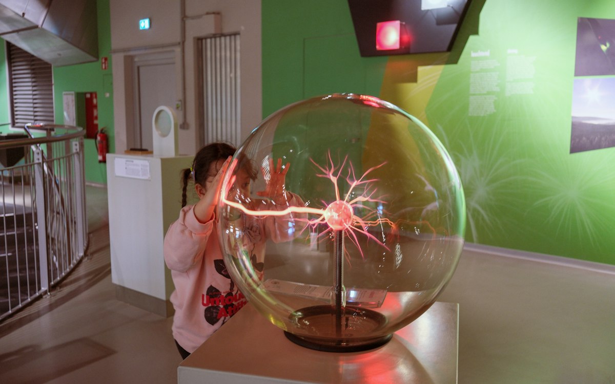 科学館の展示で遊ぶ子ども(イメージ)