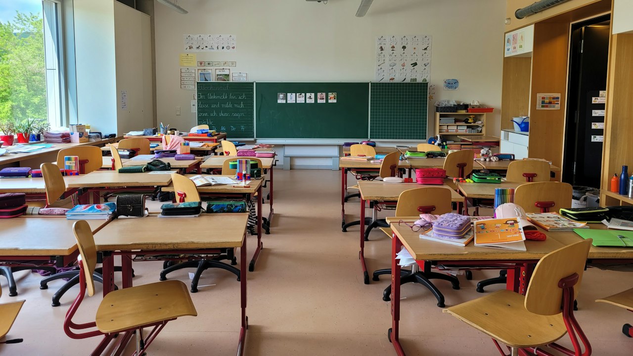 教室の机(イメージ)