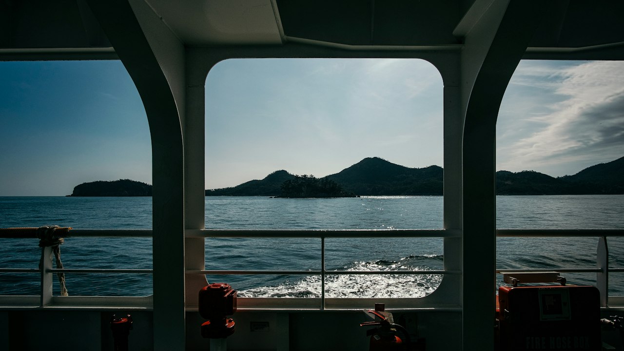 海を走るフェリー(イメージ)