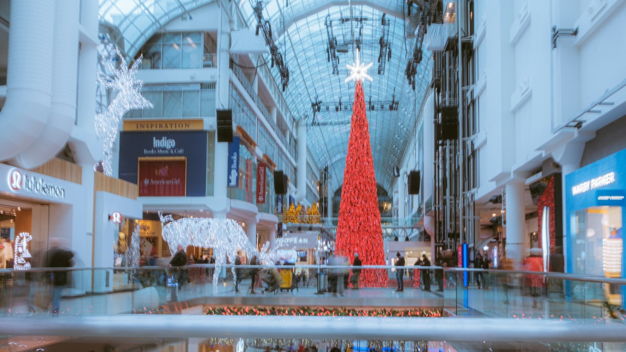ショッピングモールのクリスマスツリー(イメージ)