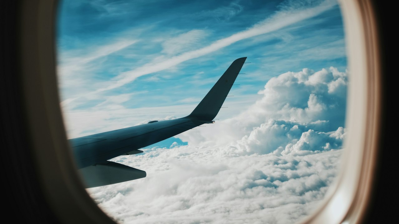 飛行機の窓からの景色(イメージ)