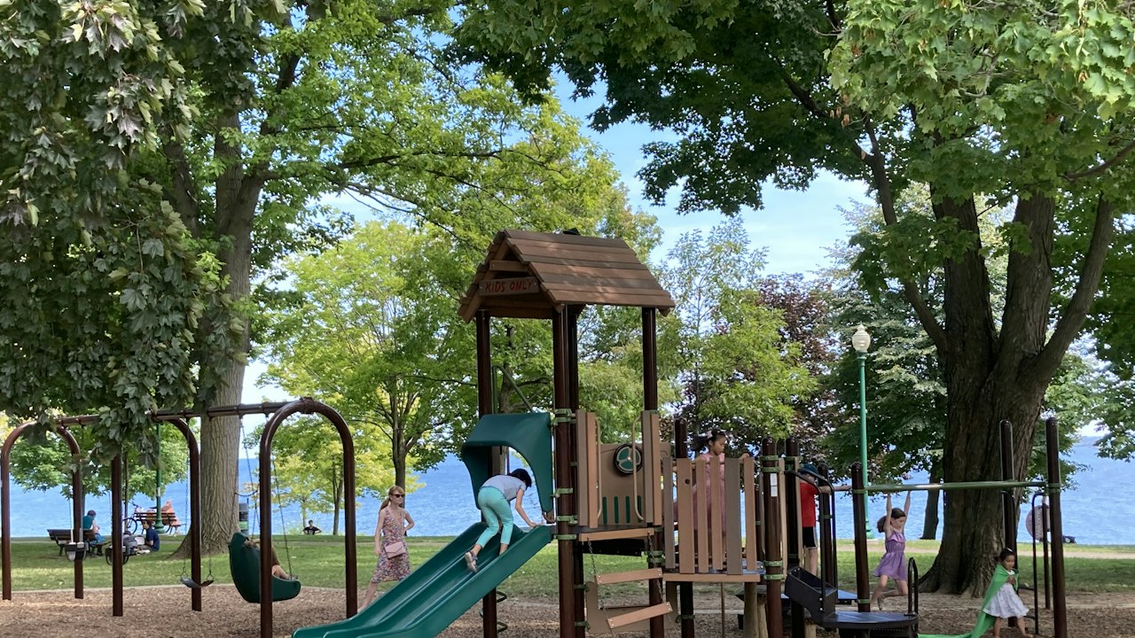 公園の遊具(イメージ)
