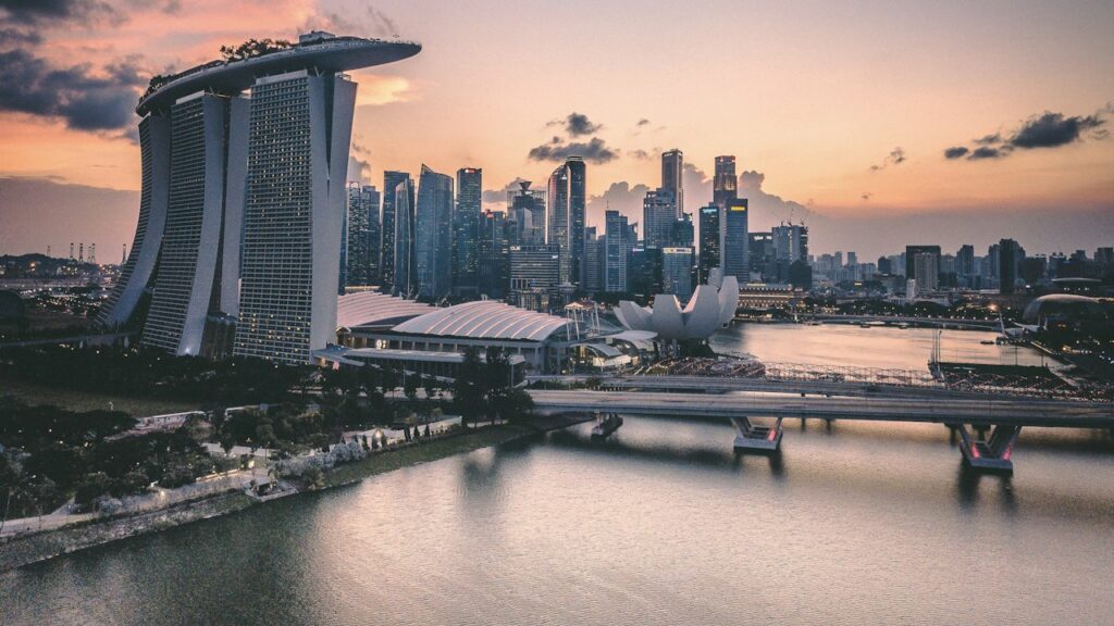 港とビル群の夕景(イメージ)