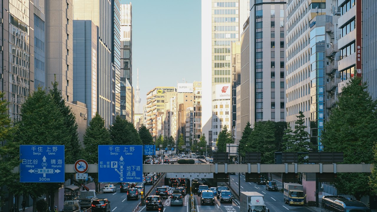 日本の高速道路と物流トラック(イメージ)