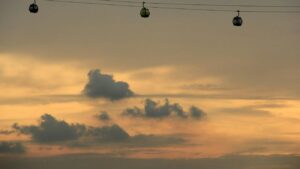 港エリアのケーブルカーと夕景(イメージ)