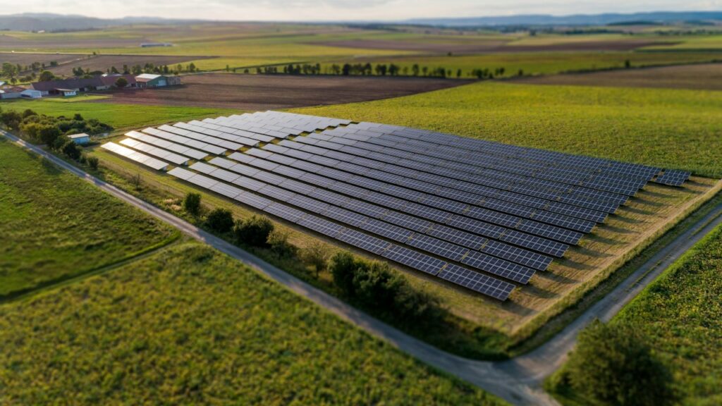 太陽光発電所の空撮(イメージ)