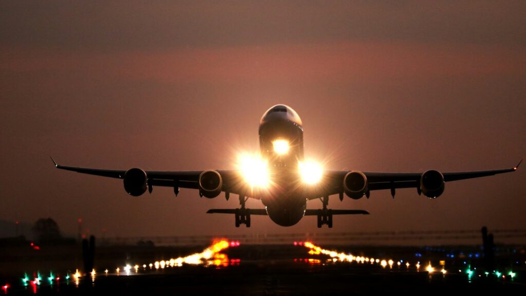 離陸する旅客機(イメージ)