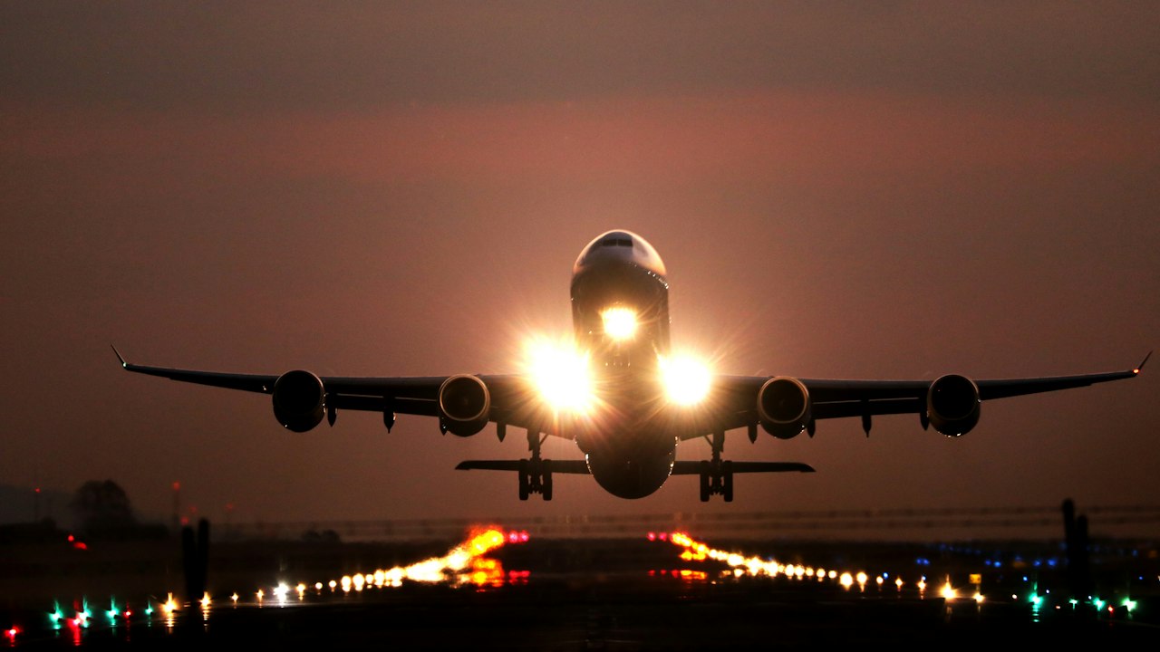 離陸する旅客機(イメージ)