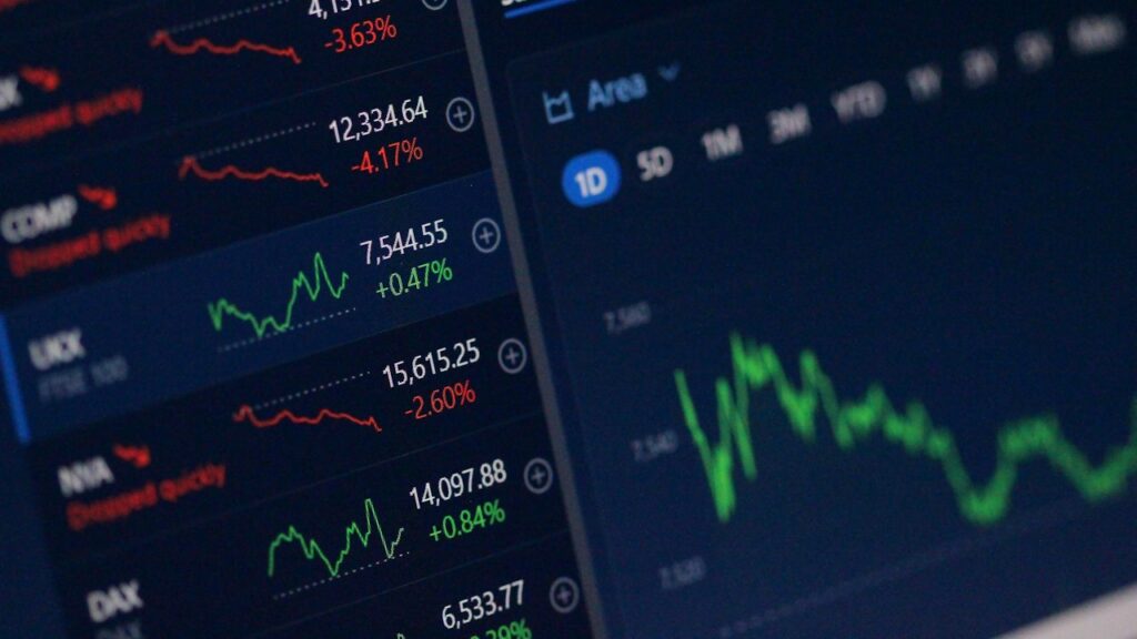 株価が表示されたモニター(イメージ)