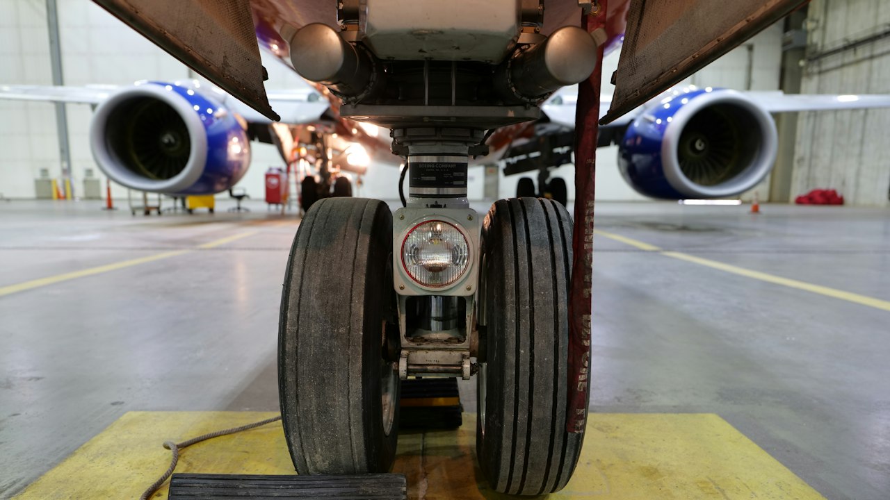 格納庫で整備中の飛行機(イメージ)