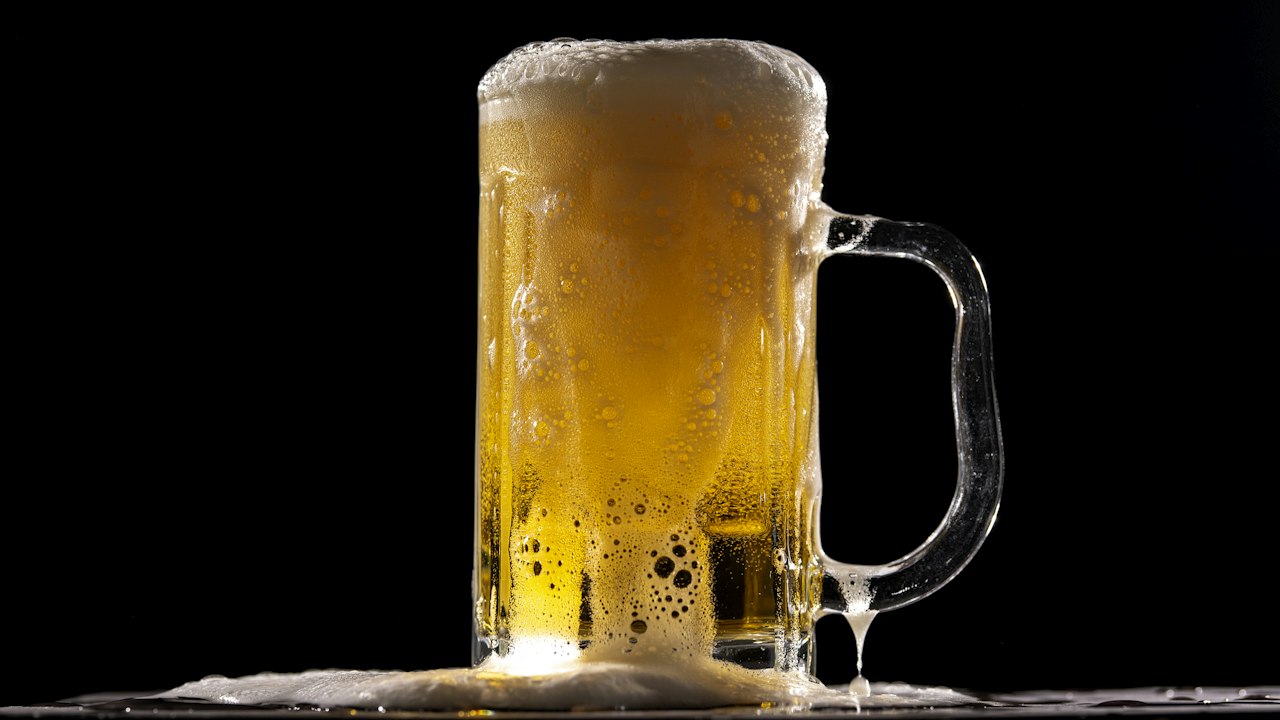冷えたビールのグラス(イメージ)