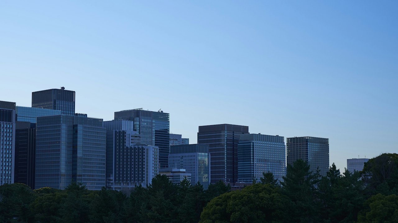 オフィス街の高層ビル群(イメージ)