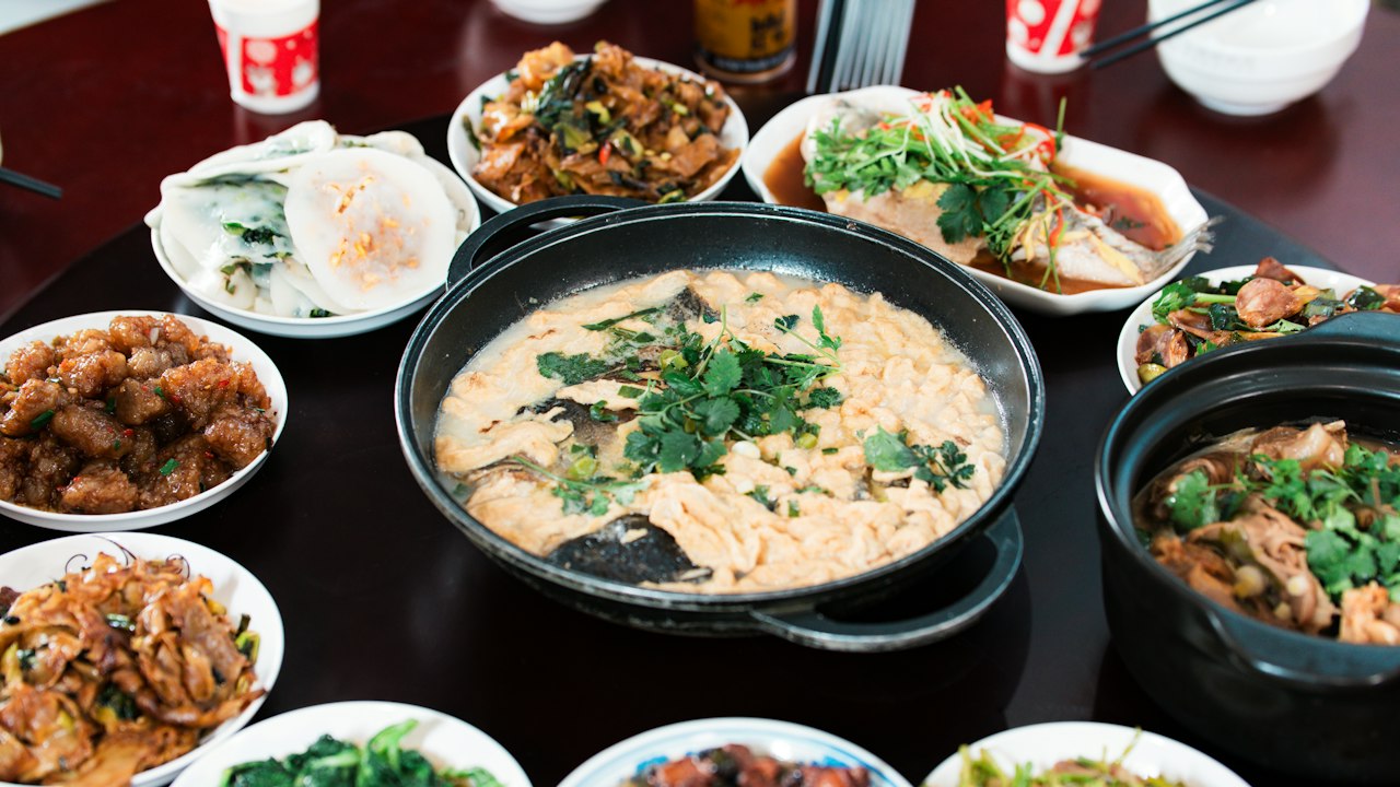 テーブルに並ぶ中華料理(イメージ)