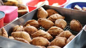トレーに並ぶ揚げパイ(イメージ)
