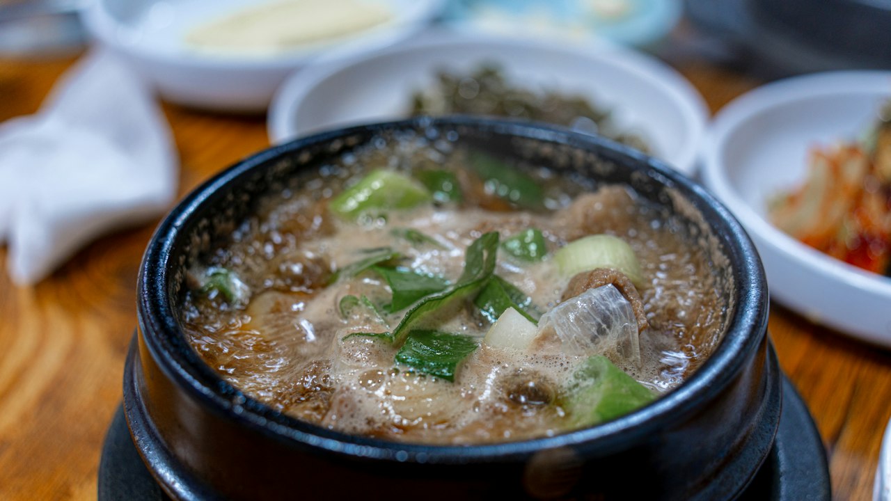 土鍋で煮込んだスープ(イメージ)