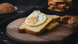 目玉焼きをのせたトースト(イメージ)