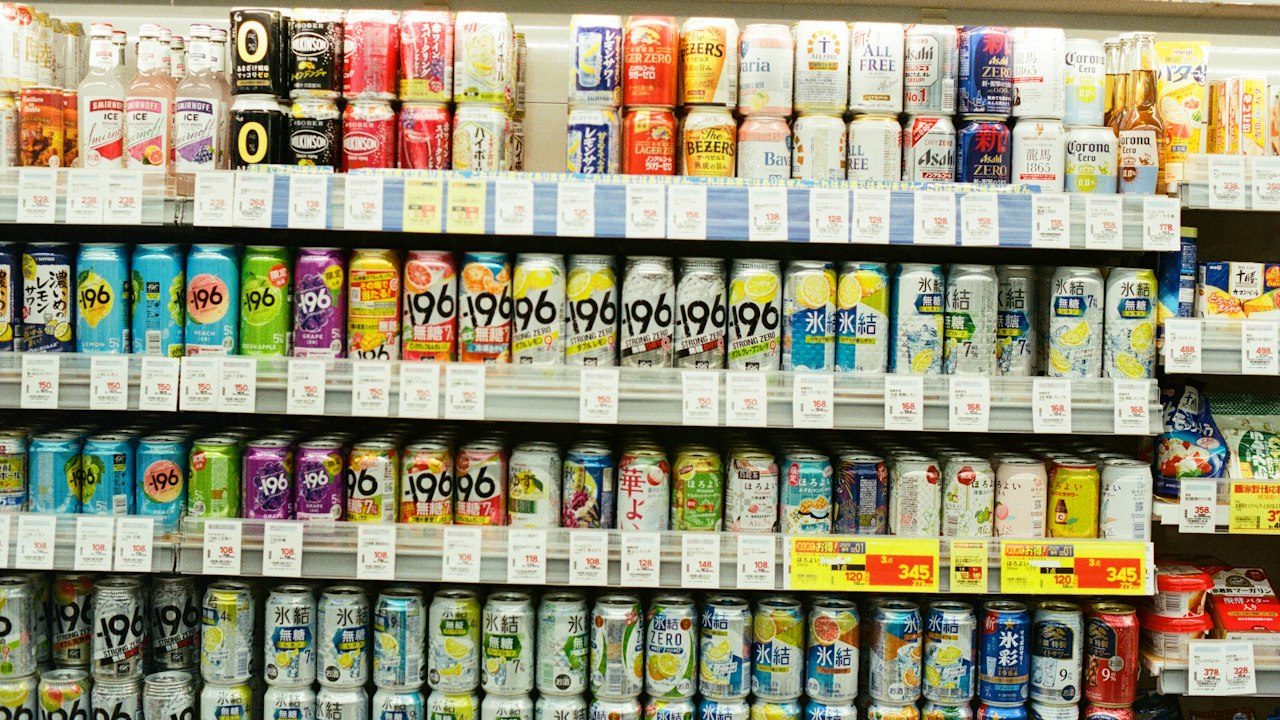 スーパーの飲料売り場(イメージ)
