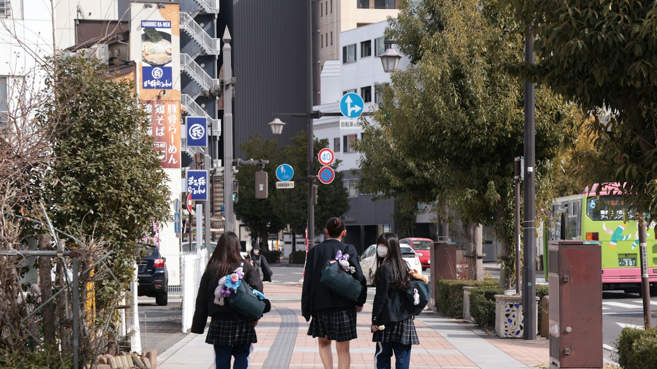 通学路を歩く子どもたち(イメージ)
