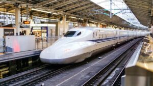 駅のホームに入る新幹線(イメージ)