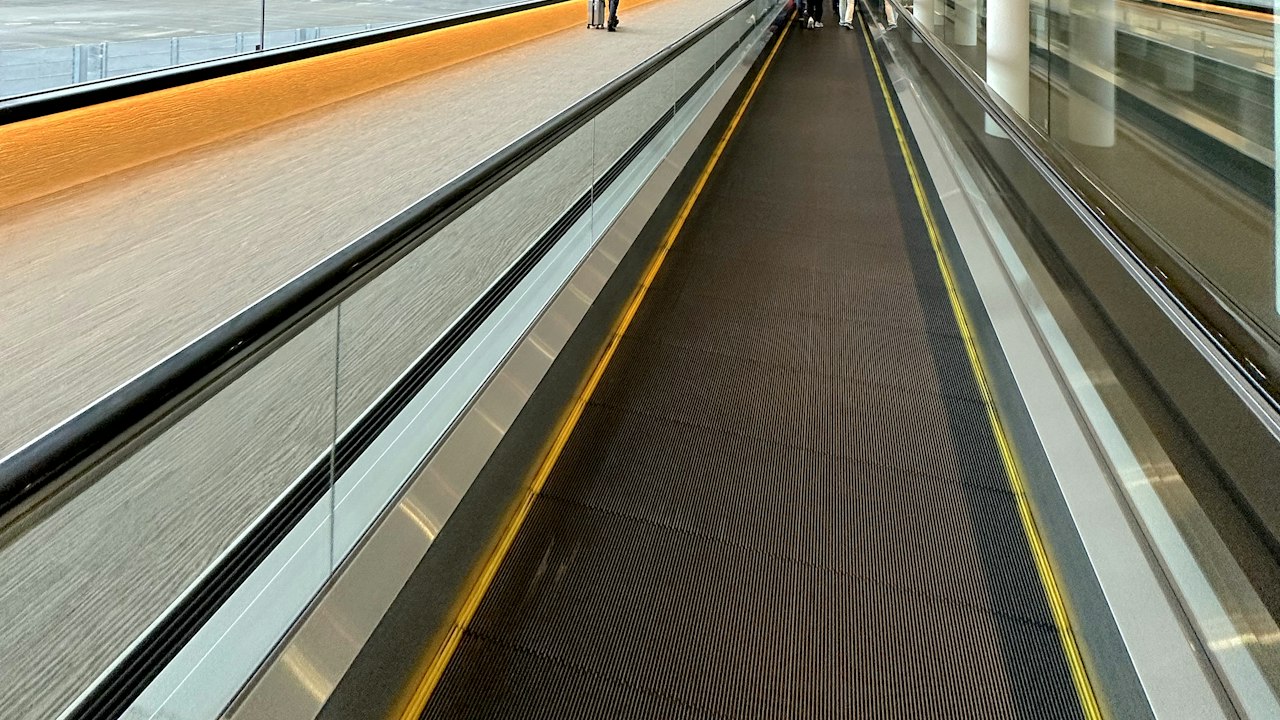 空港の通路と案内表示(イメージ)