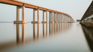 水上をわたる鉄道橋(イメージ)