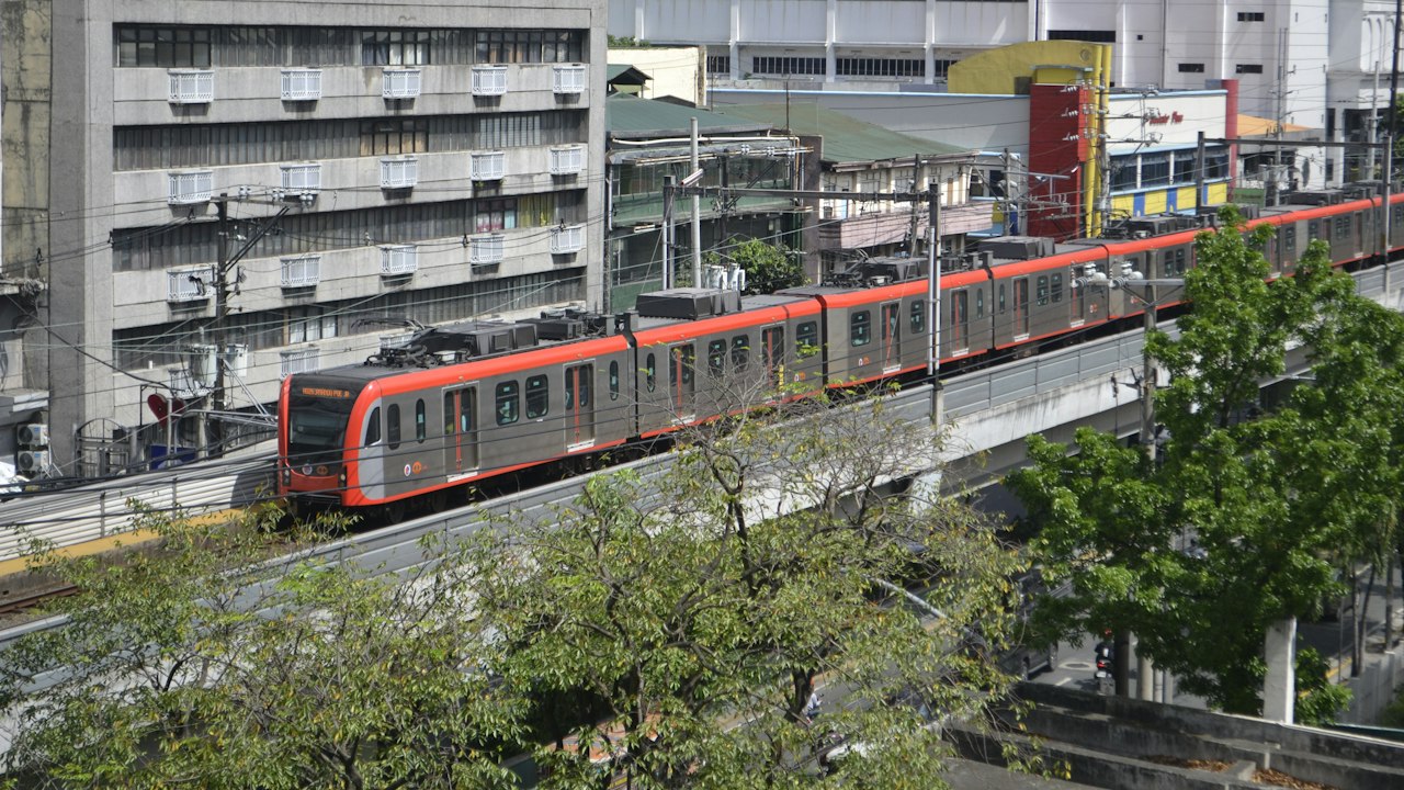 高架を走る都市鉄道の車両(イメージ)