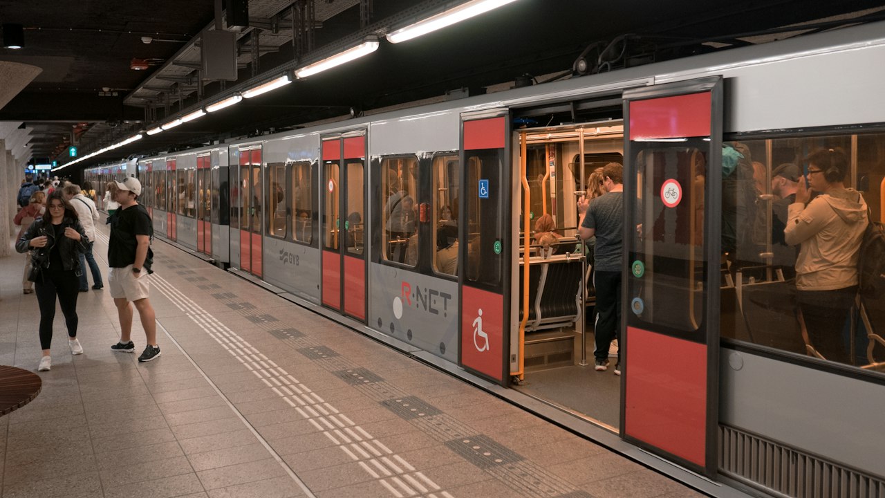 駅のホームと電車(イメージ)