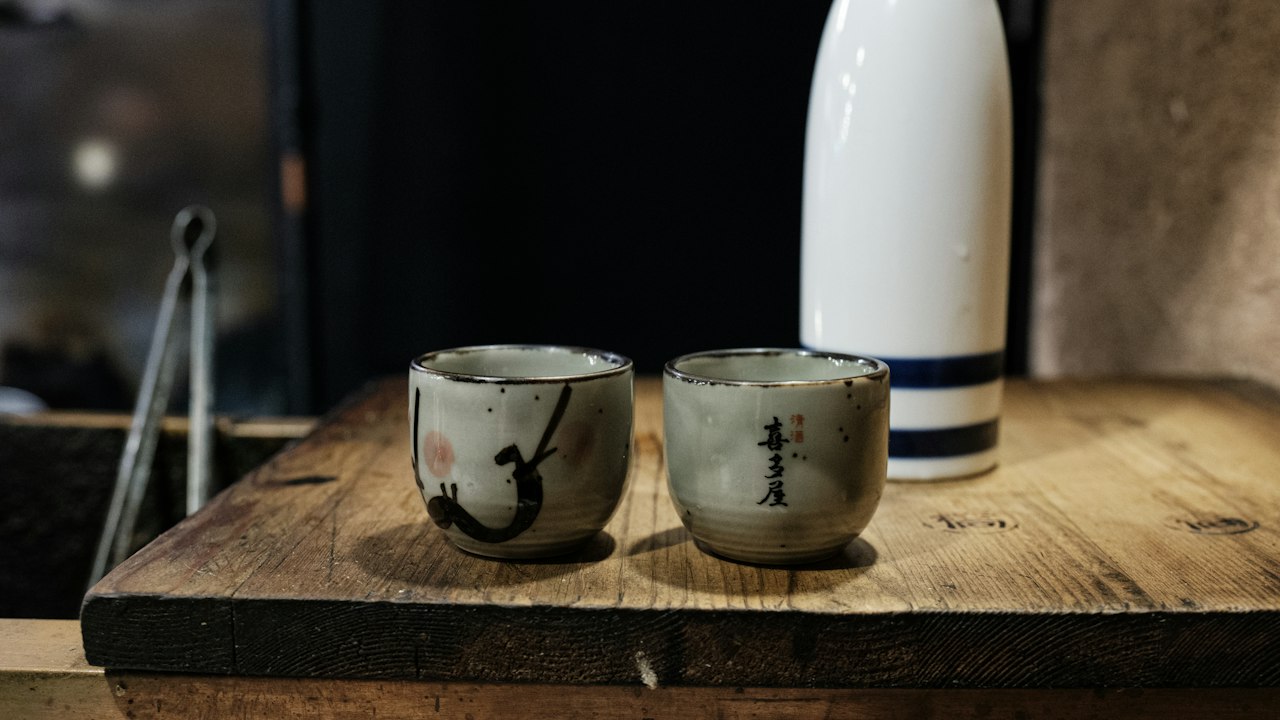 日本酒のとっくりとおちょこ(イメージ)